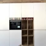 Cucina lineare con isola e top snack