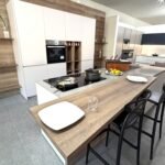 Cucina lineare con isola e top snack