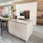 Cucina lineare con isola e top snack